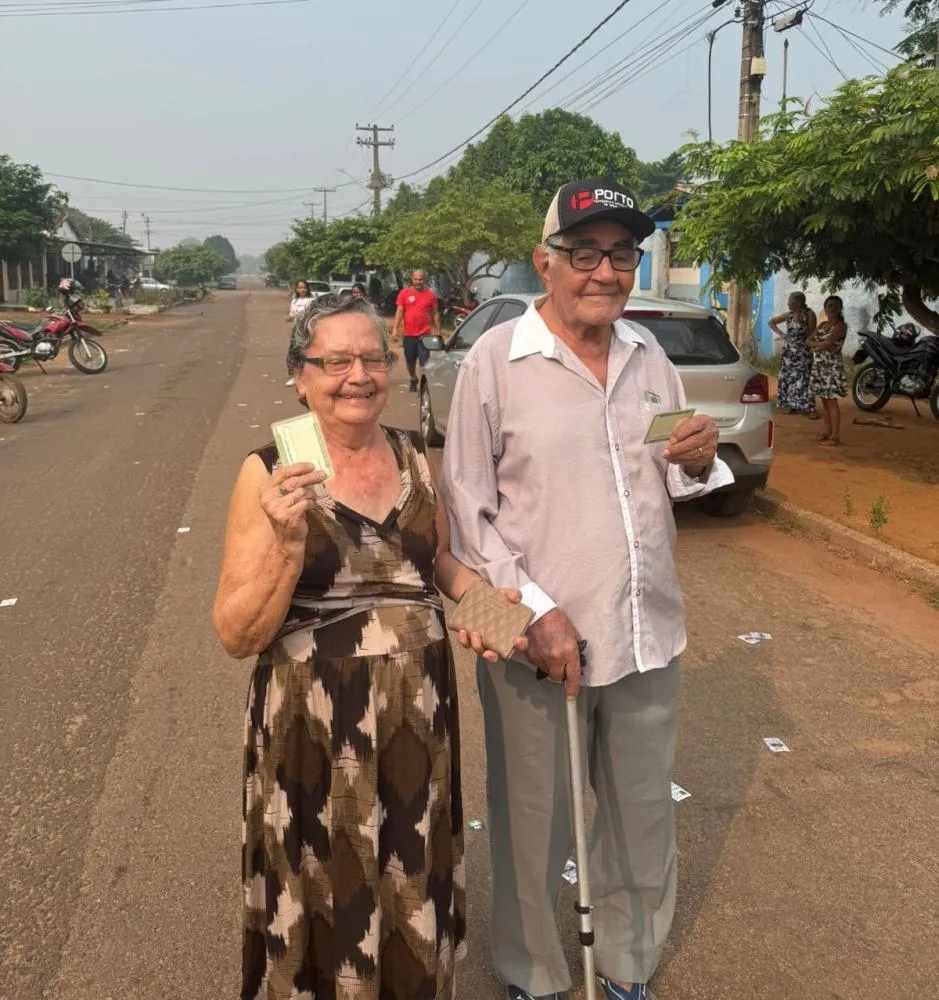 CASAL DE IDOSOS REFORÇA IMPORTÂNCIA DO VOTO E DA DEMOCRACIA EM GUAJARÁ-MIRIM