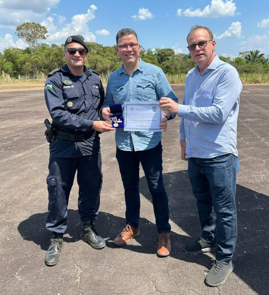 GOVERNADOR DE RONDÔNIA É HOMENAGEADO COM A MEDALHA DE MÉRITO BATALHÃO MAMORÉ EM GUAJARÁ-MIRIM