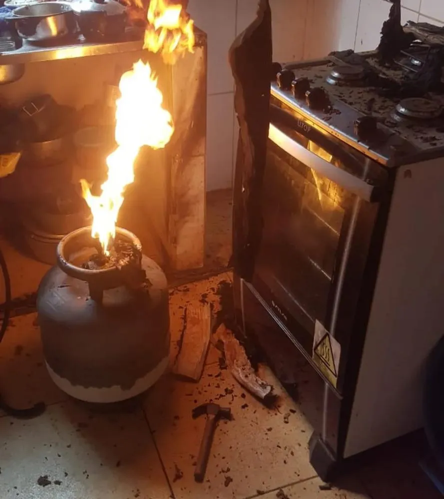 CORPO DE BOMBEIROS CONTROLA PRINCÍPIO DE INCÊNDIO EM RESIDÊNCIA NO BAIRRO CRISTO REI, EM GUAJARÁ-MIRIM