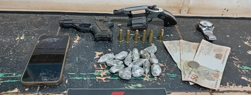 POLÍCIA MILITAR DE GUAJARÁ-MIRIM PRENDE DOIS HOMENS COM DROGAS E ARMAS EM AÇÃO RÁPIDA NO BAIRRO SANTA LUZIA