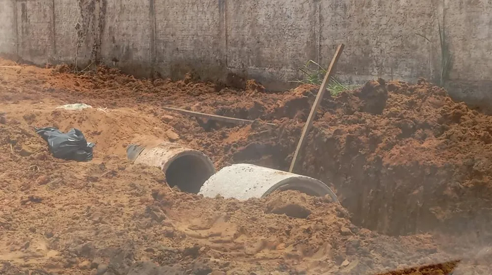PREFEITURA DE GUAJARÁ-MIRIM INICIA OBRAS DE DRENAGEM NA AV. 1º DE MAIO, SOLUÇÃO MAS DEFINITIVA AINDA É INCERTA