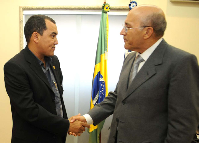 Valter Araújo discute com o governador acordo que põe fim à greve da PM