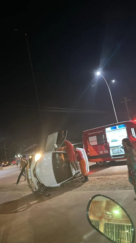 VEÍCULO CAPOTA NA BR ENGENHEIRO ISAAC BENNESBY, EM GUAJARÁ-MIRIM
