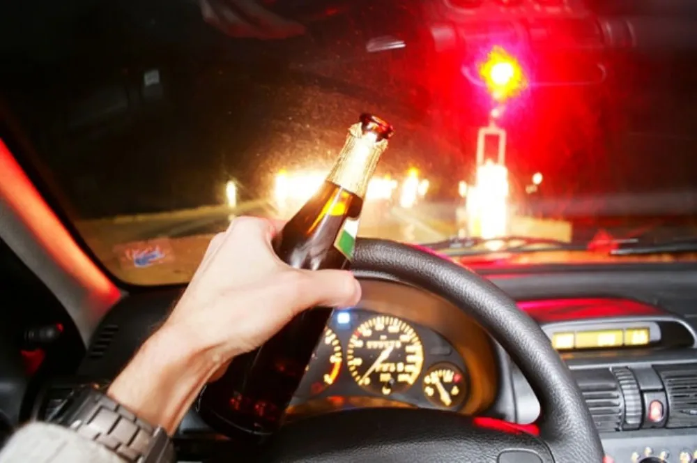VENDA ILEGAL DE BEBIDAS ALCOÓLICAS AO LONGO DA BR-425 EM GUAJARÁ-MIRIM DESRESPEITA LEI FEDERAL