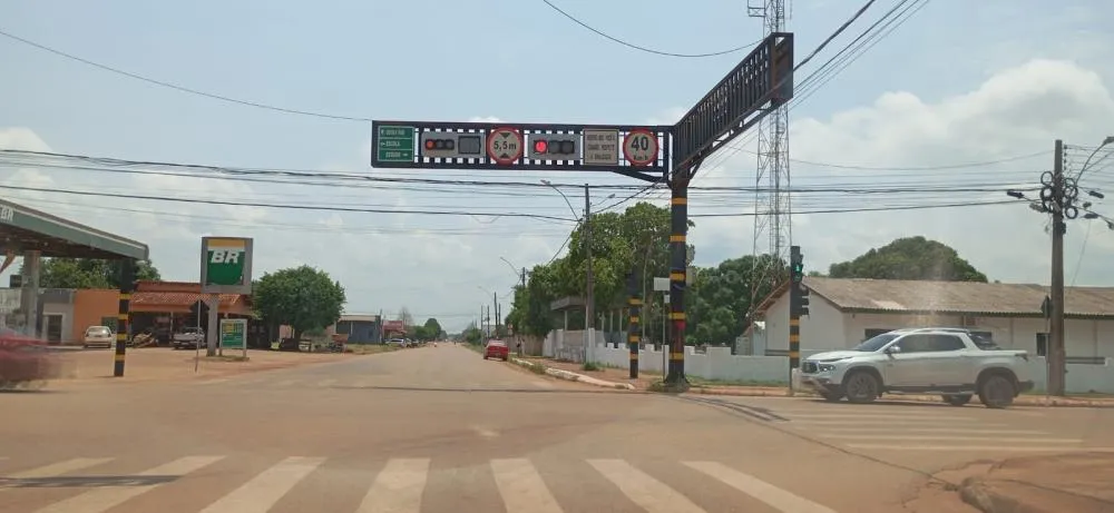SEMÁFOROS DE TRÂNSITO POUCO OBEDECIDOS POR CONDUTORES EM GUAJARÁ-MIRIM