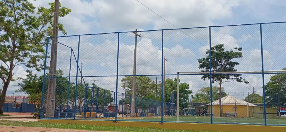 *ILUMINAÇÃO DO CAMPO DE GRAMA SINTÉTICA DE GUAJARÁ-MIRIM PREOCUPA ATLETAS*