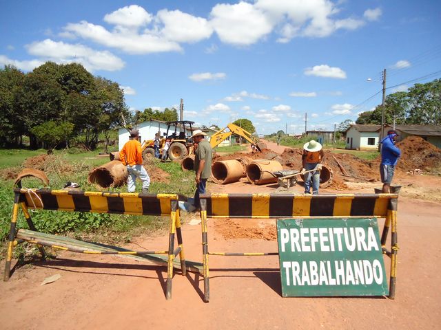 Prefeitura realiza instalações de bueiros em Guajará