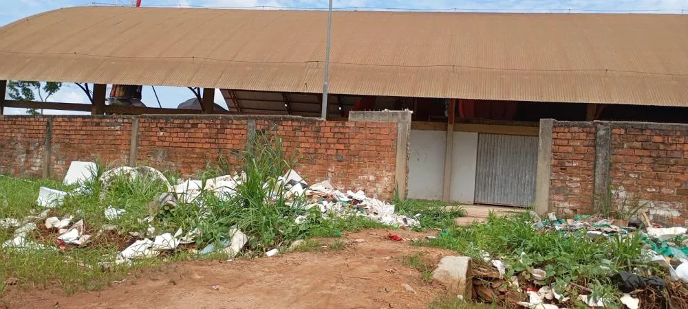 RESTOS DE MATERIAIS DE ALEGORIAS AMONTOAM-SE EM BARRACÃO APÓS FESTIVAL FOLCLÓRICO DE GUAJARÁ-MIRIM