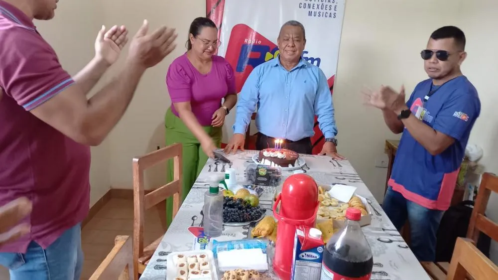 FUNCIONÁRIOS E AMIGOS CELEBRAM ANIVERSÁRIO DE JORGE LOPES CÂMARA COM CAFÉ DA MANHÃ ESPECIAL