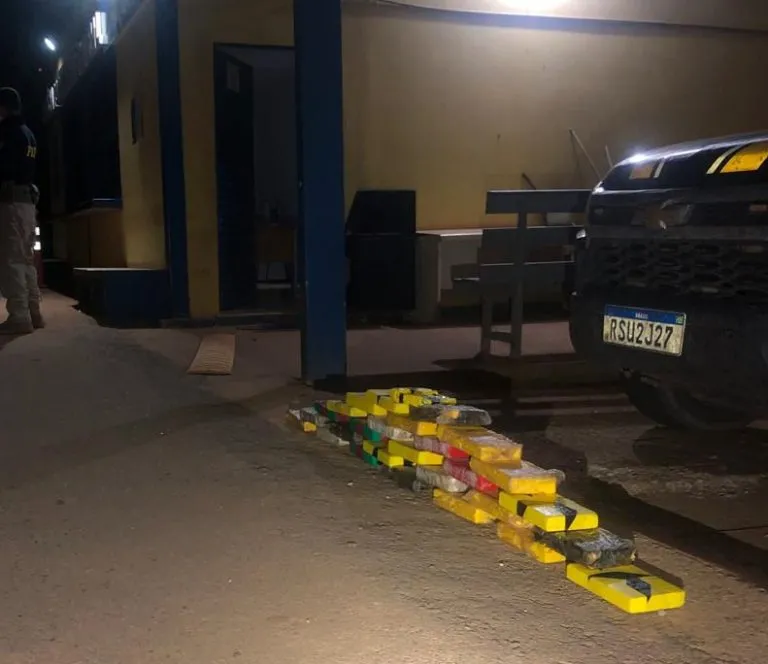 AÇÃO DAS FORÇAS POLICIAIS BPFRON E PRF RESULTA EM APREENSÃO DE ENTORPECENTES NA BR-425