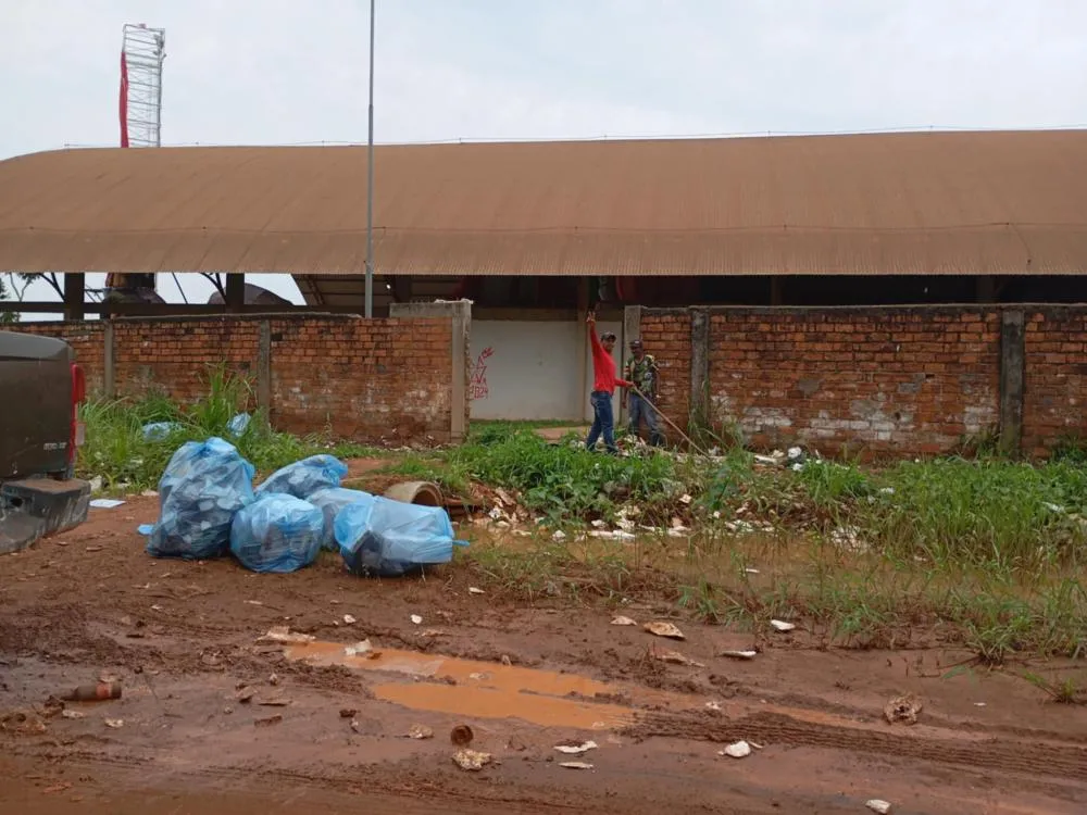 SECRETARIA MUNICIPAL DE OBRAS E SERVIÇOS PÚBLICOS REALIZA LIMPEZA AO LADO DOS BARRACÕES DOS BOIS BUMBAS