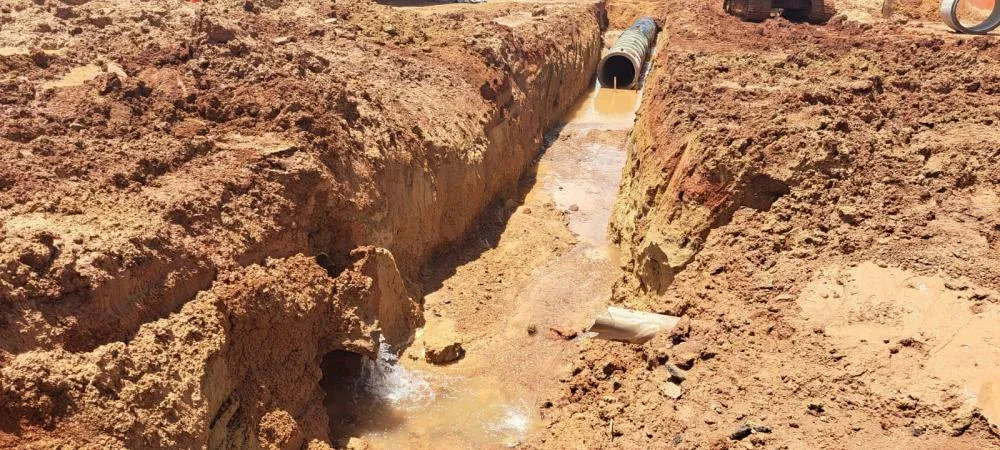 CANO NA REDE DE ÁGUA POTÁVEL EM GUAJARÁ-MIRIM FOI DANIFICADO DURANTE SERVIÇOS DE DRENAGEM