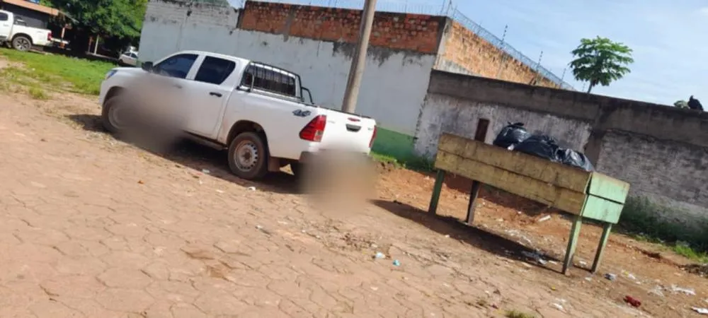 CONDUTOR DE VEÍCULO PÚBLICO É FLAGADO DESCARTANDO LIXO EM LIXEIRA INADEQUADA