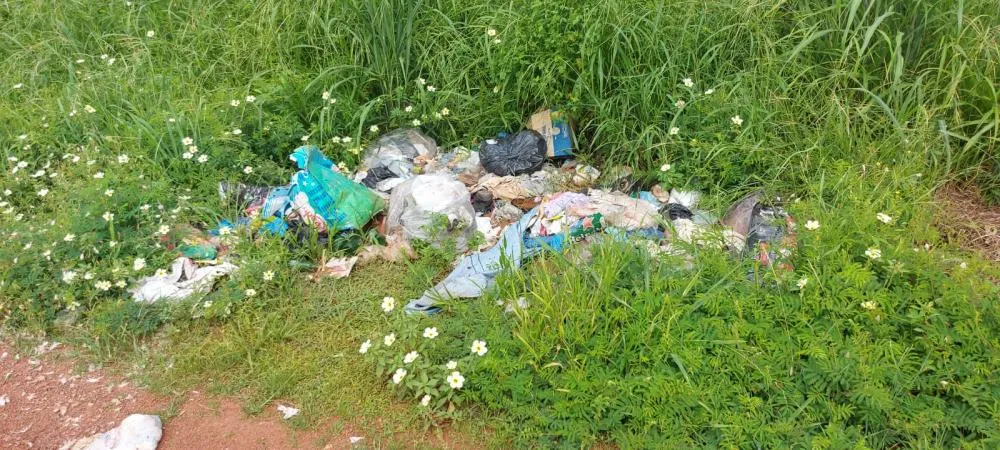 MORADORES DENUNCIAM DESCARTE DE RESÍDUOS SÓLIDOS EM LOCAL INADEQUADO EM GUAJARÁ-MIRIM