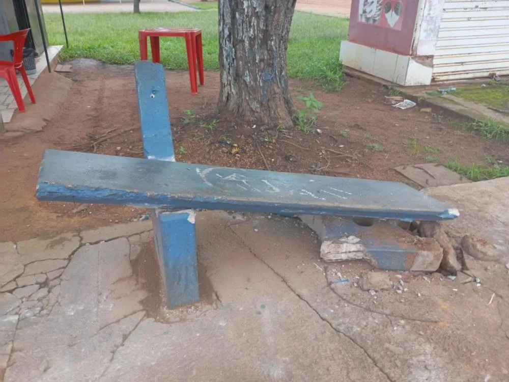 VANDALISMO EM PRAÇA PÚBLICA: SITUAÇÃO ALARMANTE EM GUAJARÁ-MIRIM