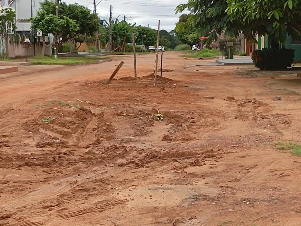 OBRA DE REPARAÇÃO NA REDE INACABADA PREOCUPA MORADORES DA REGIÃO NO CENTRO DE GUAJARÁ-MIRIM