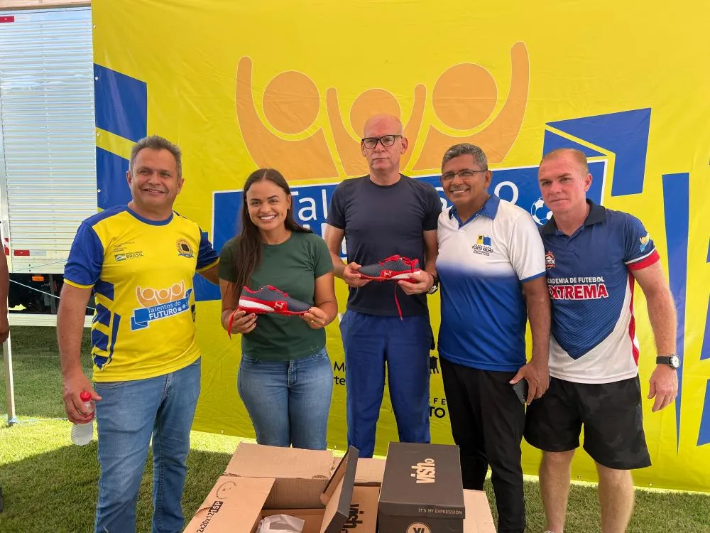 Deputada Dra. Taíssa entrega R$ 100 Mil em chuteiras para jovens da Ponta do Abunã