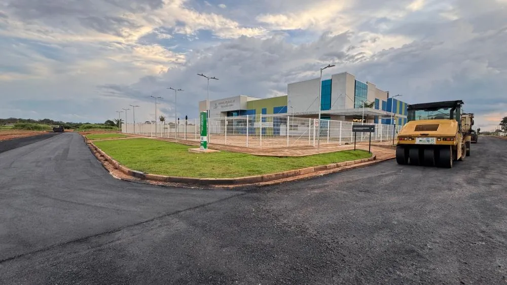 Pavimentação entorno do hospital regional de Guajará-Mirim facilita acesso futuro