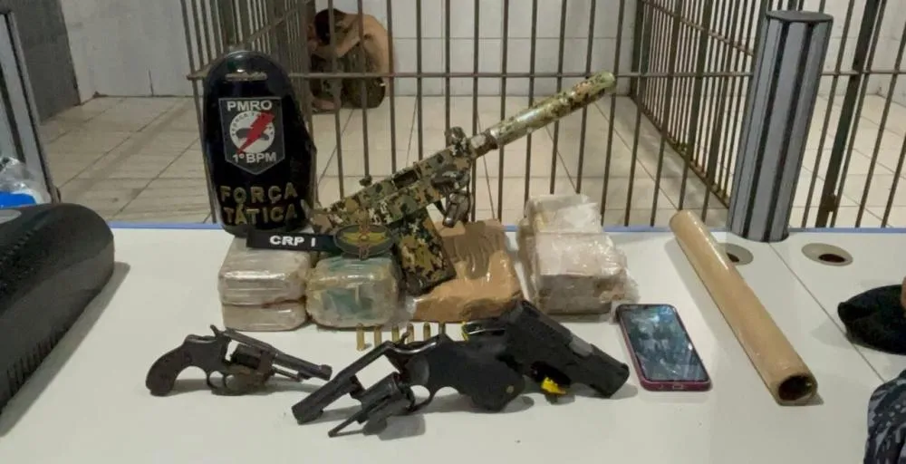 Líder de facção é preso com submetralhadora e várias outras armas; drogas também, foram apreendidas
