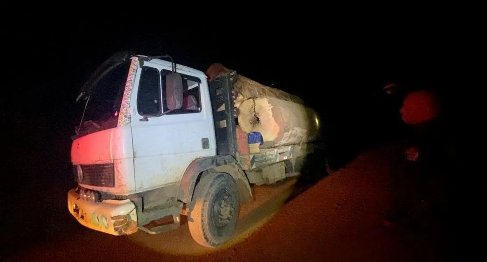 BATALHÃO DE POLÍCIA AMBIENTAL INTERCEPTA CAMINHÃO COM MADEIRA TRANSPORTADA IRREGULARMENTE EM VISTA ALEGRE DO ABUNÃ