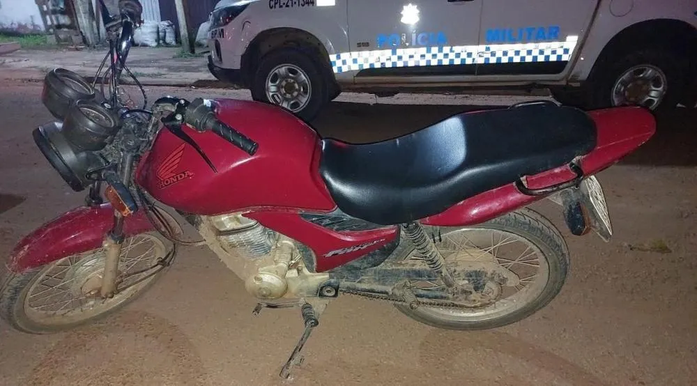 GUAJARÁ-MIRIM – POLÍCIA MILITAR ABORDA SUSPEITOS COM ENTORPECENTE E RECUPERA MOTOCICLETA COM RESTRIÇÃO DE ROUBO