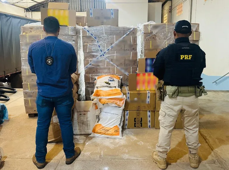 PRF e Receita Federal apreendem carga irregular de essência para narguilé em Porto Velho/RO