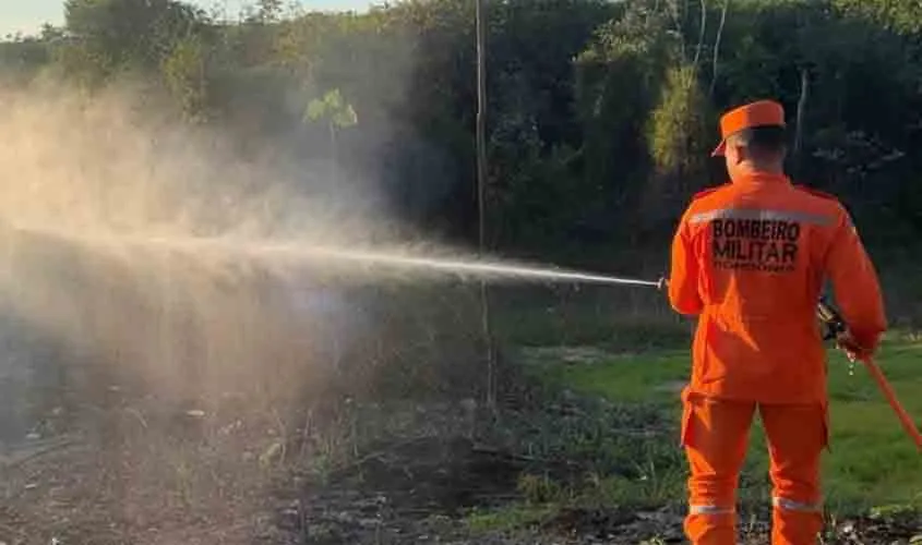 INCÊNDIO EM DEPÓSITO DE MADEIRA NO BAIRRO CRISTO REY É COMBATIDO PELO CORPO DE BOMBEIROS MILITAR