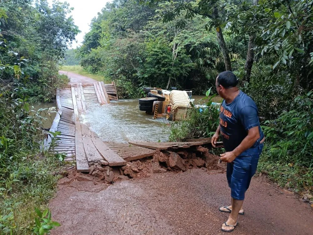CHUVA TORRENCIAL EM GUAJARÁ-MIRIM: PONTE DO SALDANHA DESABA E CAMINHÃO CAI EM IGARAPÉ