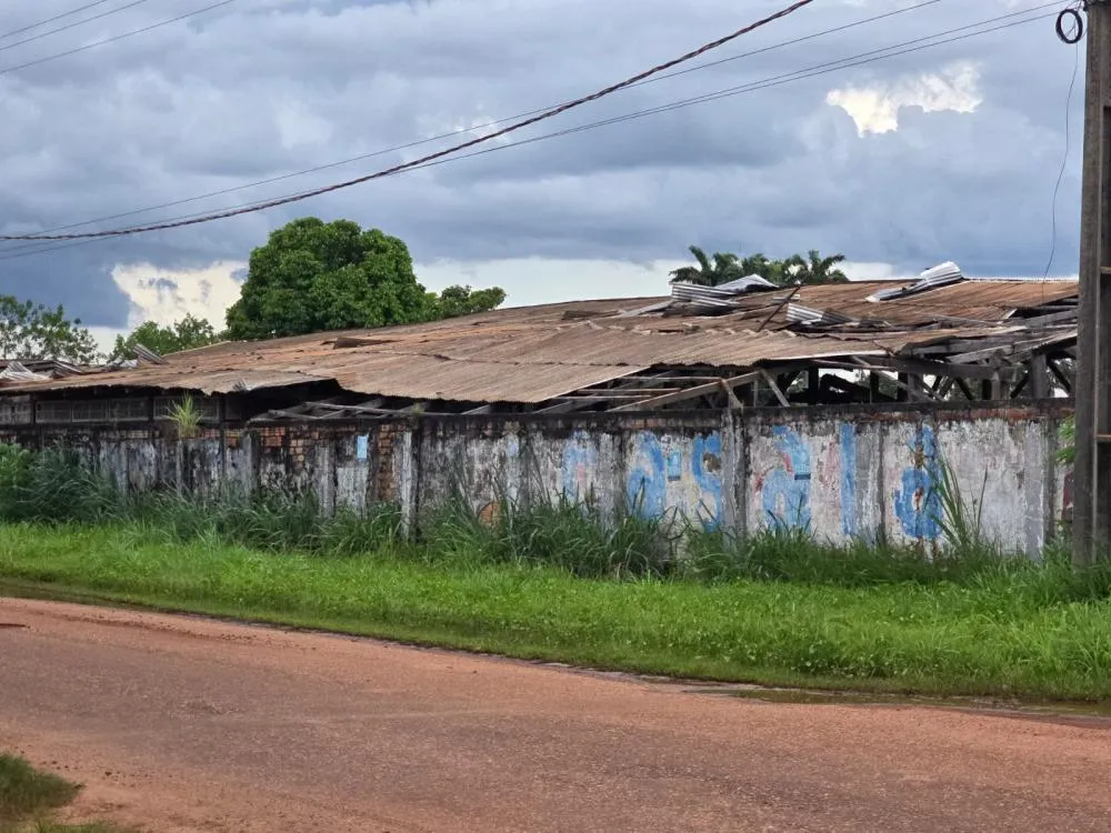 ANTIGA FÁBRICA DE MÓVEIS EM RUÍNAS NA PÉROLA DO MAMORÉ