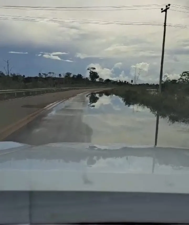 AVANÇO DAS ÁGUAS NA RODOVIA ENGº. ISAAC BENNESBY: ALERTA AOS MOTORISTAS