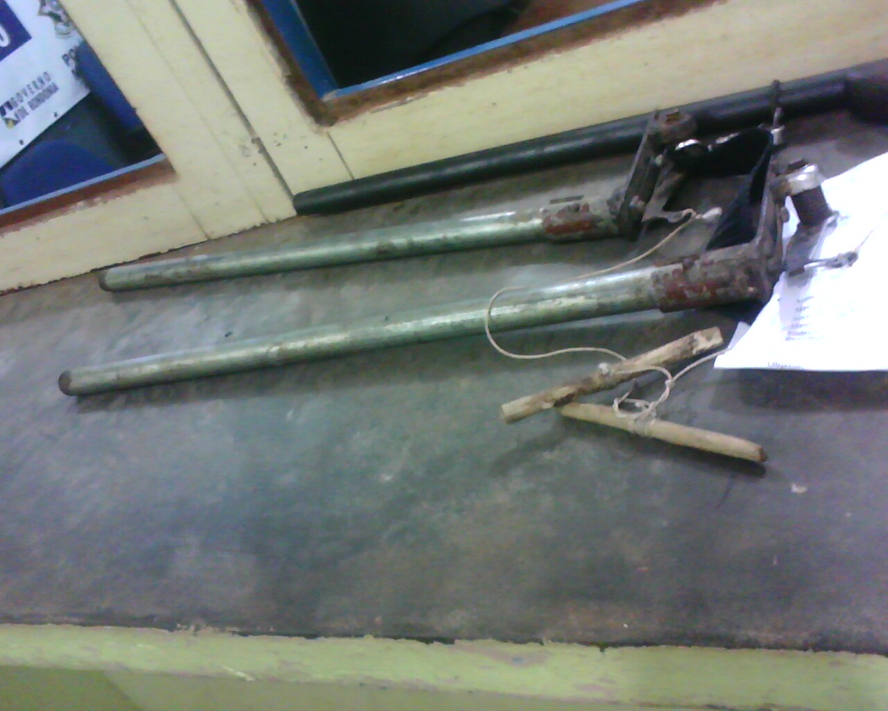 Espingarda e armas caseiras são apreendidas