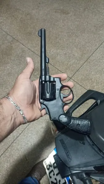 POLÍCIA CIVIL DE NOVA MAMORÉ PRENDE MULHER E APREENDE ARMA DE FOGO DURANTE PATRULHAMENTO NOTURNO
