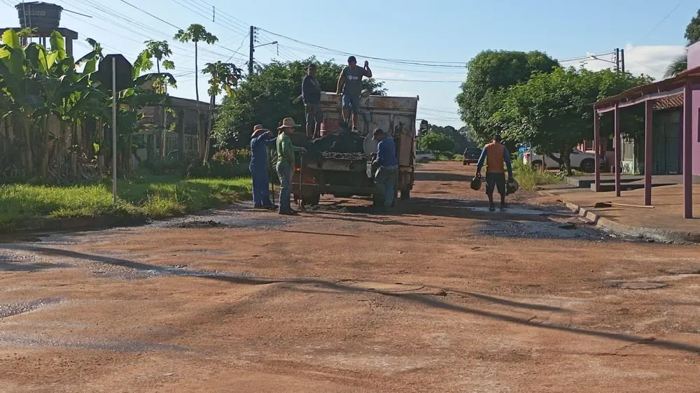PREFEITURA DE GUAJARÁ-MIRIM RECUPERA TRECHO DA AVENIDA PIMENTA BUENO COM OPERAÇÃO TAPA BURACOS