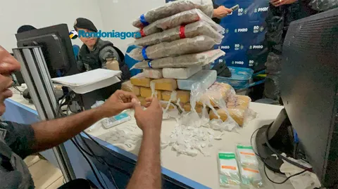 PM prende monitorado por tornozeleira com grande quantidade de drogas e materiais do tráfico em Porto Velho