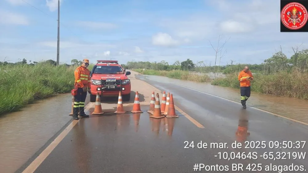 CORPO DE BOMBEIROS DO ESTADO DE RONDÔNIA PRESTA SERVIÇO COM PRANCHA NAS IMEDIAÇÕES DO ARARA NA BR-425