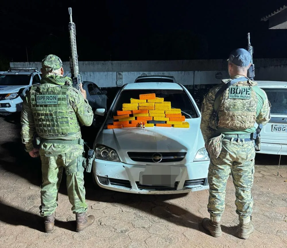 POLÍCIA MILITAR APREENDE 30 TABLETES DE COCAÍNA E PRENDE TRÊS SUSPEITOS EM GUAJARÁ-MIRIM