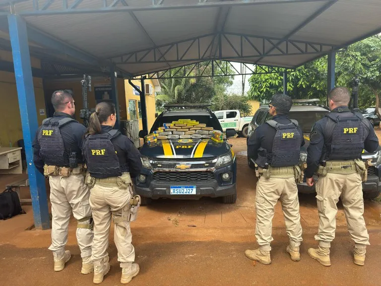 Em Guajará-Mirim/RO, PRF apreende carregamento de drogas em ônibus