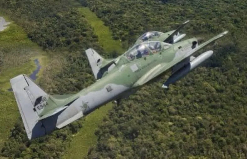 COLIDIU COM SOLO: FAB intercepta avião do tráfico vindo do Peru; 2 foram presos
