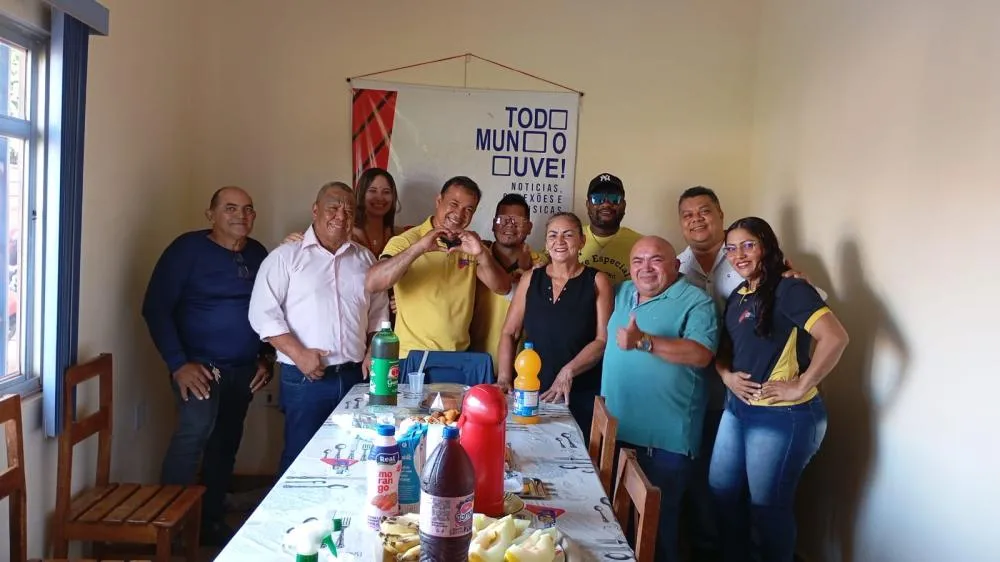 EQUIPE 89,9 PARABENIZA ANIVERSARIANTE GELSON SERRA COM CAFÉ DA MANHÃ