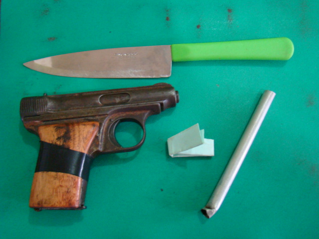 Policiais do DENARC prendem homem com pistola no bairro Santa Luzia.