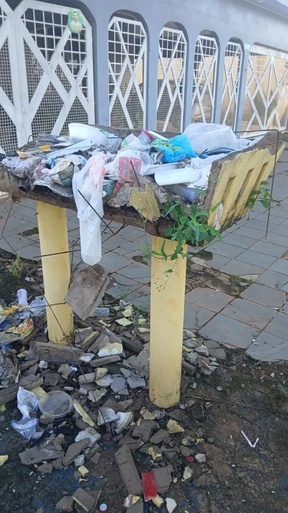 MORADORES DE GUAJARÁ-MIRIM CLAMAM POR AÇÃO DO PODER PÚBLICO FRENTE A CRESCENTE PROBLEMA DE LIXO NAS CALÇADAS