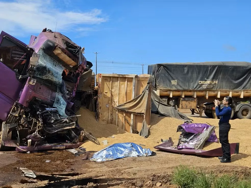 Motorista morre após colidir com carretas paradas na BR-364 em RO