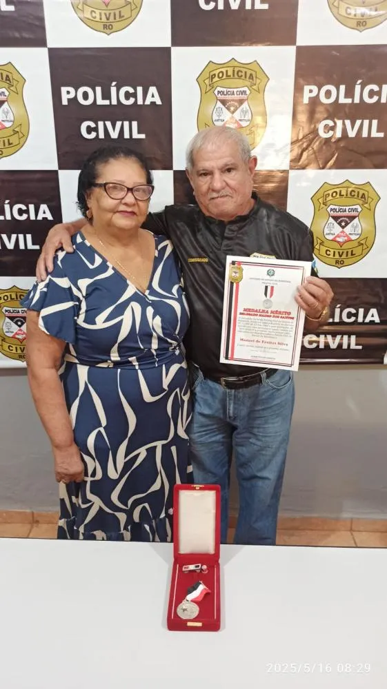 POLÍCIA CIVIL HOMENAGEIA POLICIAL CIVIL COM MEDALHA DE HONRA AO MÉRITO