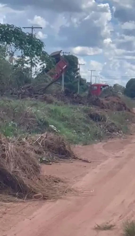 MORADORES DO SANTO ANTÔNIO DENUNCIAM DESCARTE IRREGULAR DE LIXO POR PROPRIETÁRIA DE IMÓVEL
