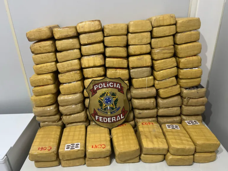 Dupla é presa com 90 kg de maconha após avião incendiar durante pouso