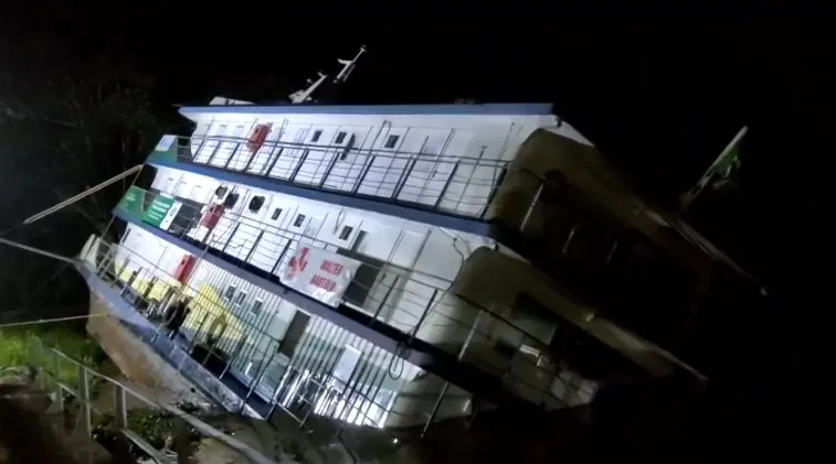NAUFRÁGIO DO BARCO HOSPITAL WALTER BÁRTOLO EM GUAJARÁ-MIRIM COMPLETA QUASE 30 DIAS SEM REMOÇÃO OFICIAL
