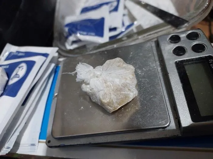 Polícia Militar desmonta ponto de tráfico de drogas no bairro Jardim Esmeralda e prende reincidente