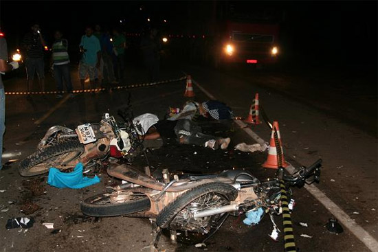 Tragédia na BR CHOQUE FRONTAL ENTRE MOTOCICLETAS DEIXA TRÊS MORTOS