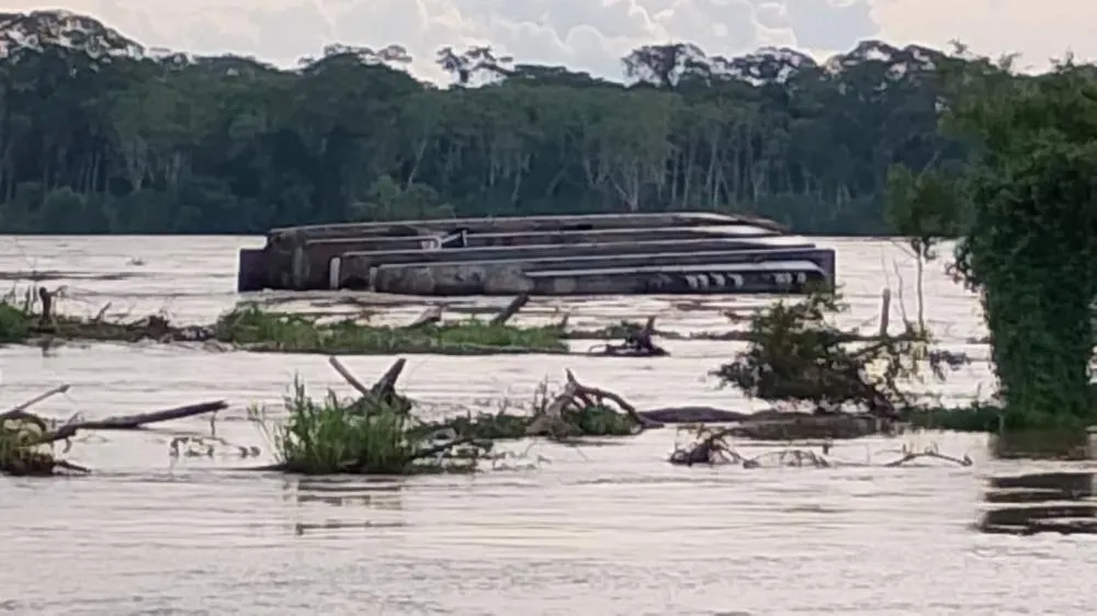 EMPRESA CONTRATADA PELO ESTADO INICIA OPERAÇÃO PARA IÇAR BARCO HOSPITAL ENCALHADO NO RIO MAMORÉ