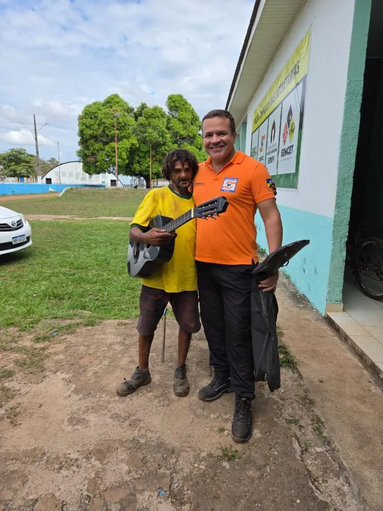 ATO DE SOLIDARIEDADE EM GUAJARÁ-MIRIM: COORDENADOR DA COMPDEC DOA VIOLÃO A MORADOR CONHECIDO COMO “CHAKIRA”